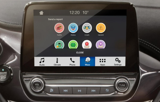 Waze utilisable sans les mains sur l’écran central d'un véhicule Ford