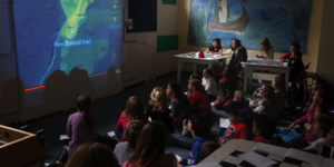 Chaque année, le GIS Day permet de faire découvrir la géomatique à différents publics. Certains professeurs des écoles acceptent volontiers cette nouvelle manière moderne de s'ouvrir au monde et d'apprendre la géographie. ici en 2014, avec les CM1 et CM2 de la Junior School de Lyon. Chaque année, le GIS Day permet de faire découvrir la géomatique à différents publics. Certains professeurs des écoles acceptent volontiers cette nouvelle manière moderne de s'ouvrir au monde et d'apprendre la géographie. ici en 2014, avec les CM1 et CM2 de la Junior School de Lyon.