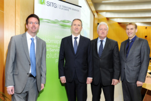 De gauche à droite : Pascal Oehrli,  directeur du centre de compétence du SITG, Massimo Gentile, Président du comité directeur du SITG, Luc Barthassat, Conseiller d’Etat chargé du département de l’environnement, des transports et de l’agriculture et Alain Buogo, directeur suppléant de l’office fédéral de topographie Swisstopo. © Photo : M. Di Matteo