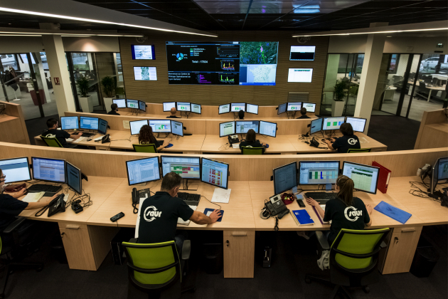 Une dizaine de géomaticiens travaille dans chacun des centres de pilotage opérationnel de la Saur, comme ici à Lyon Gerland.  © Saur - MRC Production