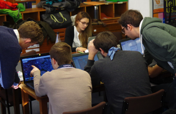 Les étudiants du master de Cergy-Pontoise bénéficient d'une formation complète entre thématique et technique, comme ici à Londres pour un Workshop intensif de 4 jours de travail pour Sécuriser le Sommet du climat COP21. Les étudiants du master de Cergy-Pontoise bénéficient d'une formation complète entre thématique et technique, comme ici à Londres pour un Workshop intensif de 4 jours de travail pour Sécuriser le Sommet du climat COP21.